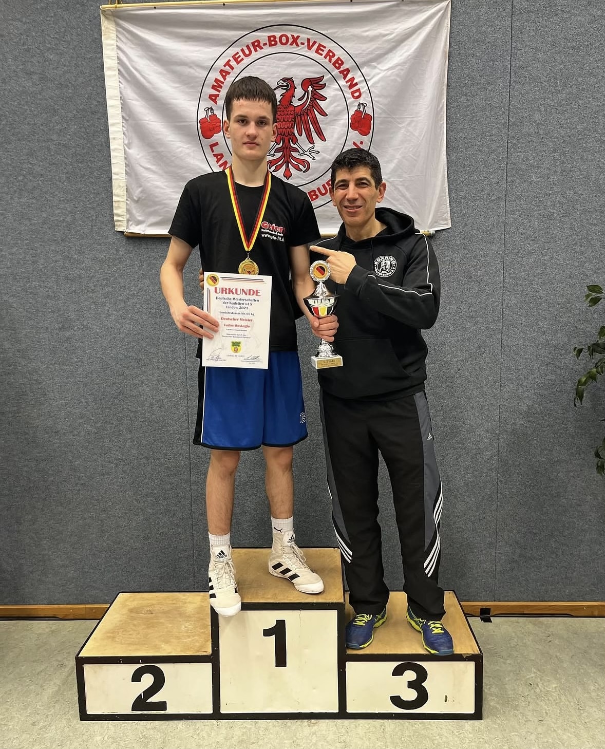 Vadim Moskoglo mit Trainer Ahmet Özcorapci auf dem Siegertreppchen als Deutscher Meister, Boxring Wetterau