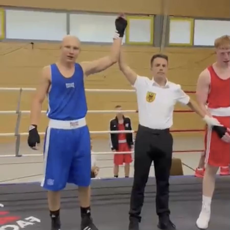 Dominik Deichert mit erhobener Hand nach seinem Punktsieg in Baunatal, Boxring Wetterau