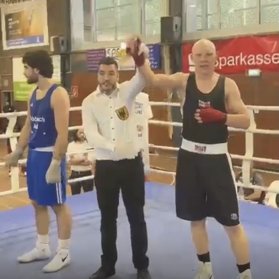 Dominik Deichert im Ring nach seinem Punktsieg als Stadtmeister in Duisburg, Boxring Wetterau